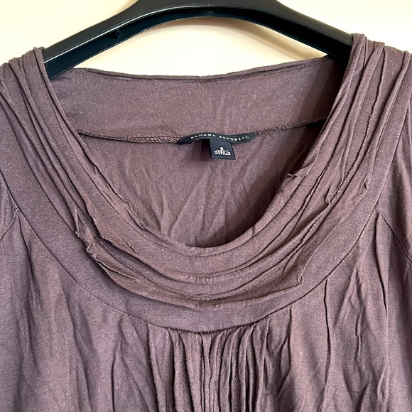 Banana Republic women’s feminine, lightweight, summer top with cap sleeves. - Picture 4 of 8